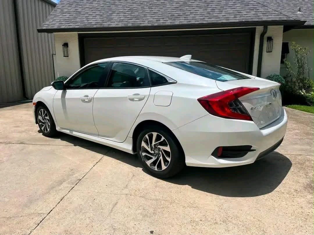 2017 Honda Civic EX - Image 9