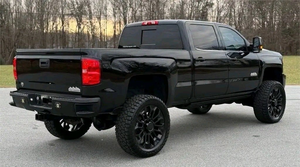 2018 Chevrolet Silverado 2500HD High Country Duramax 4x4 - Image 4
