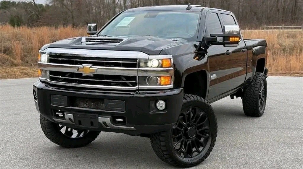 2018 Chevrolet Silverado 2500HD High Country Duramax 4x4 - Image 3