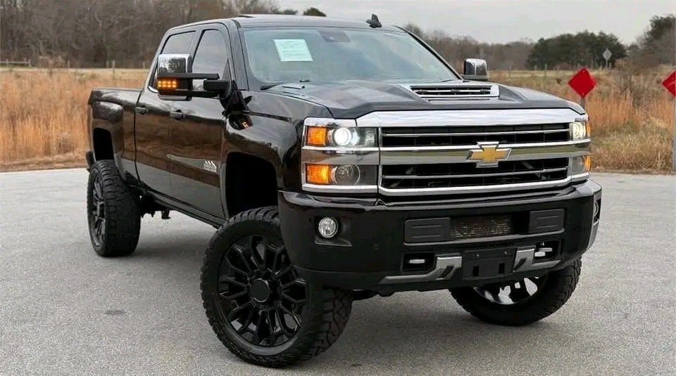 2018 Chevrolet Silverado 2500HD High Country Duramax 4x4 - Image 2