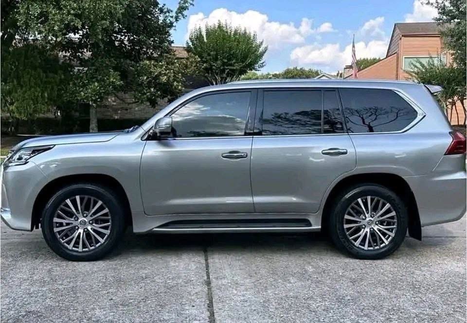 2019 Lexus LX 570 4WD Luxury SUV - Image 5