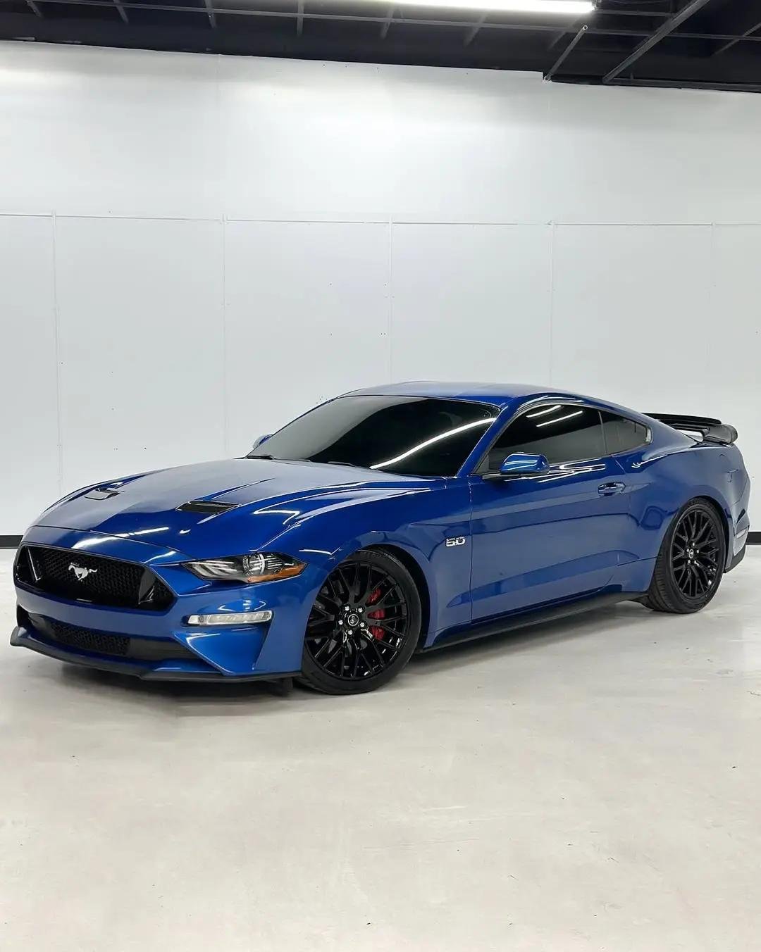 2018 Ford Mustang GT 5.0L V8 Premium Coupe - Image 6