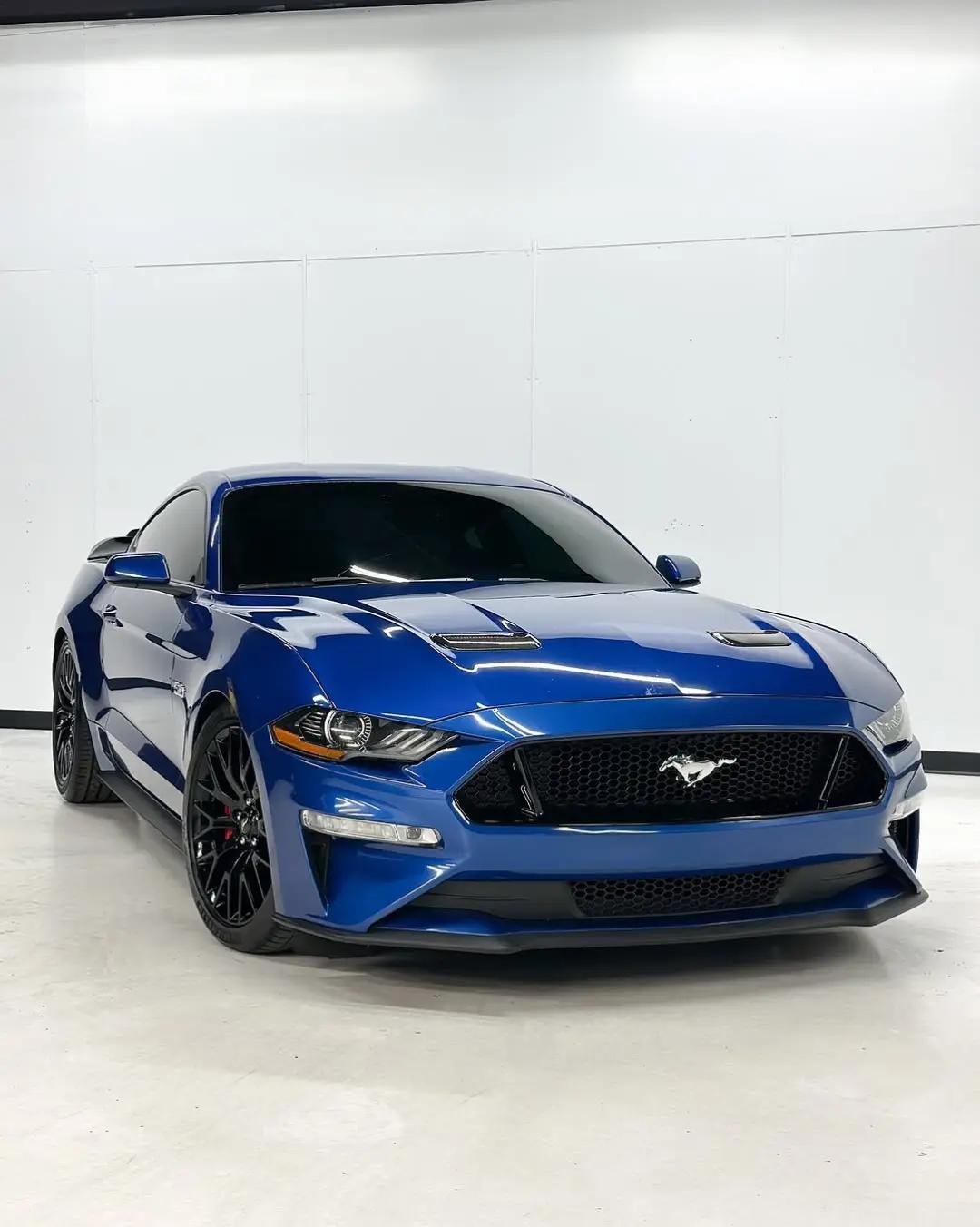 2018 Ford Mustang GT 5.0L V8 Premium Coupe - Image 5