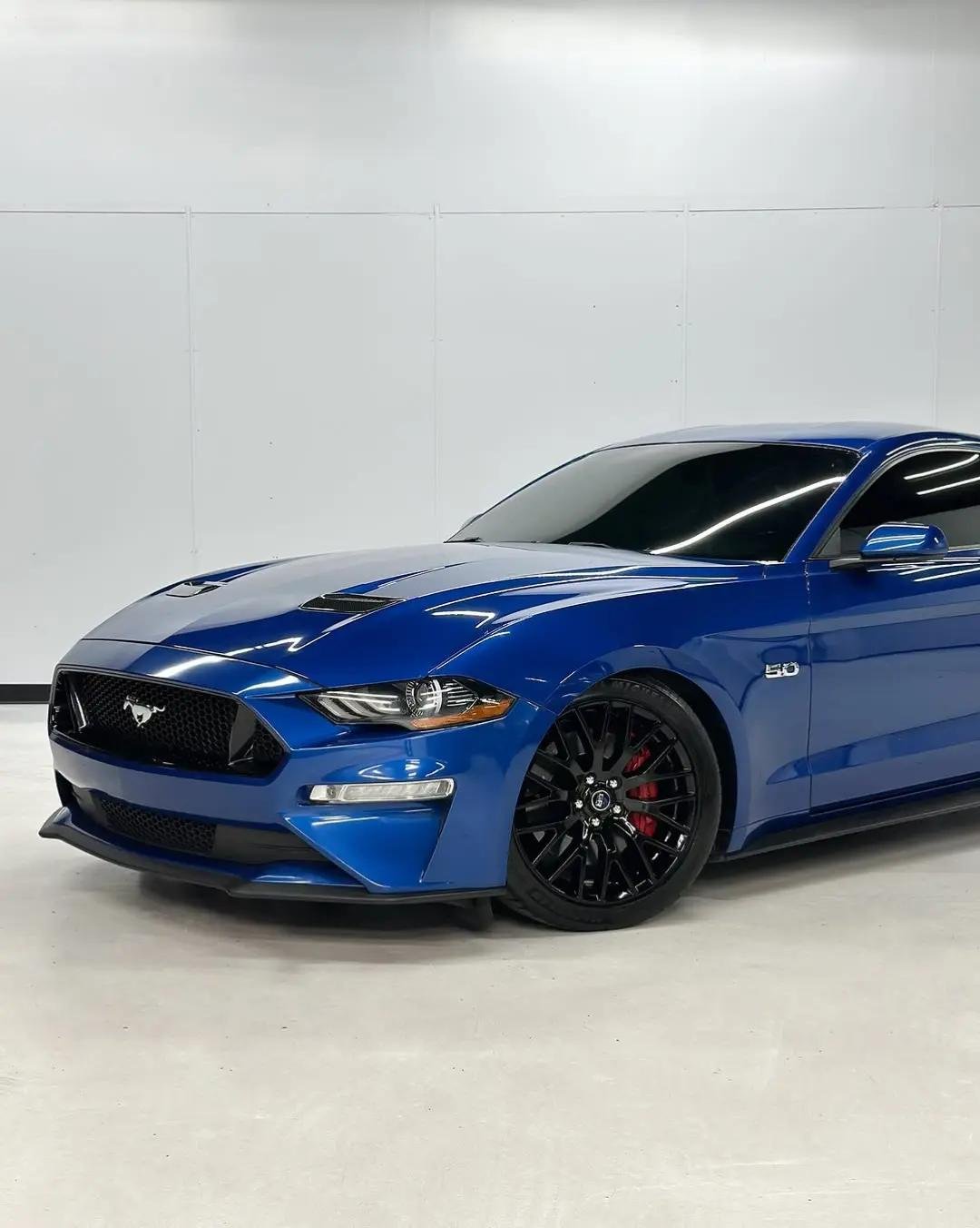 2018 Ford Mustang GT 5.0L V8 Premium Coupe - Image 4