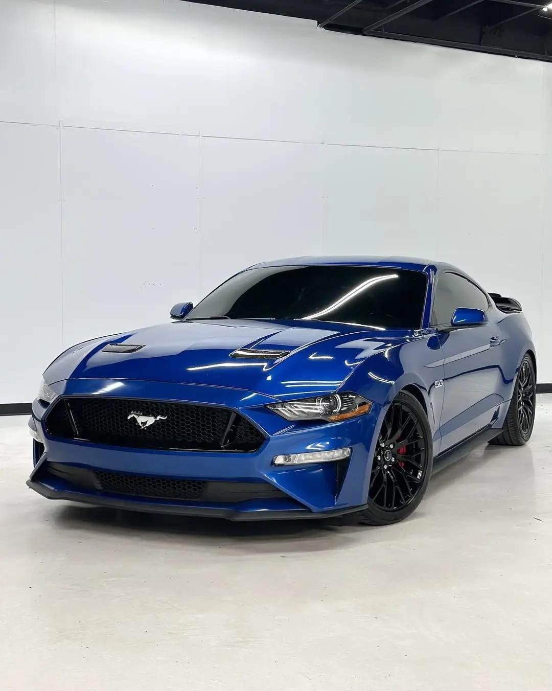 2018 Ford Mustang GT 5.0L V8 Premium Coupe - Image 2