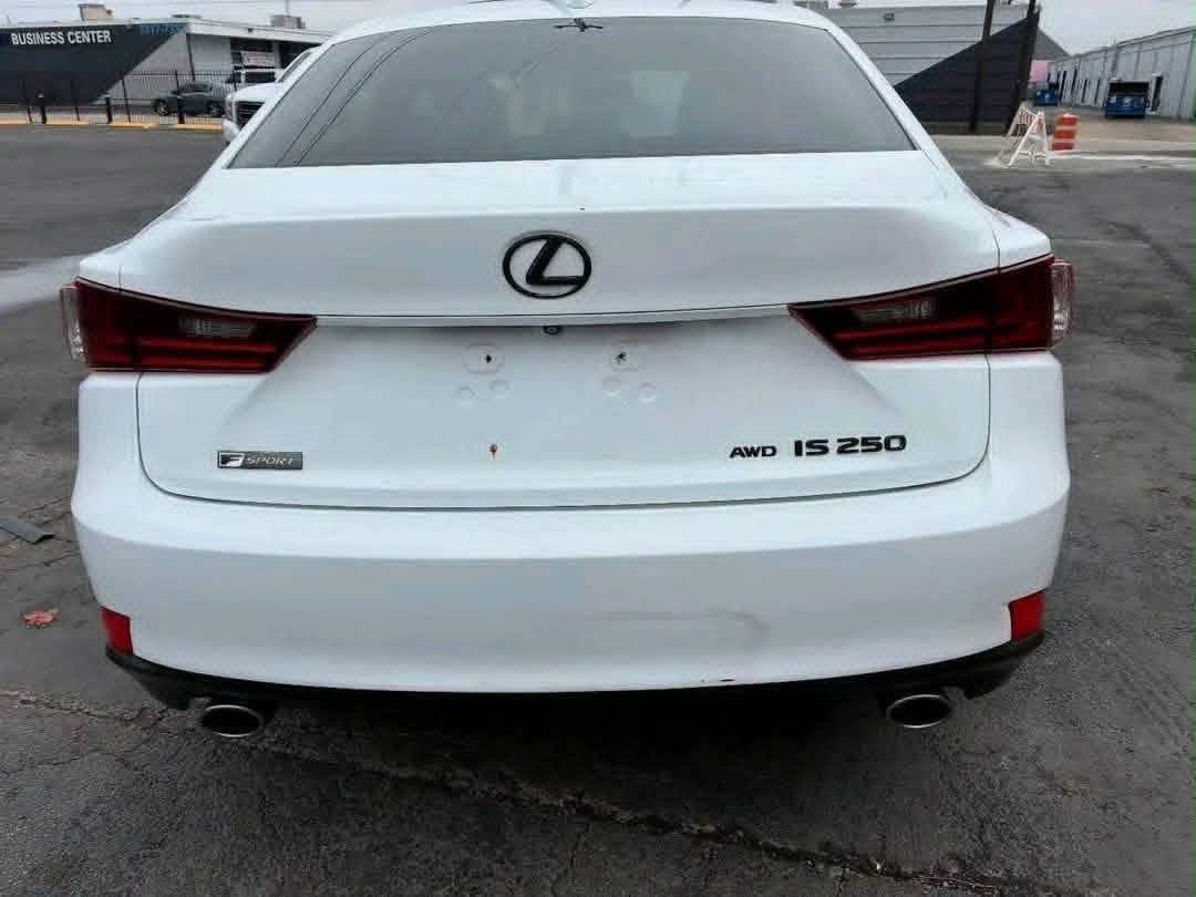 2015 Lexus IS 250 (AWD) - Image 9